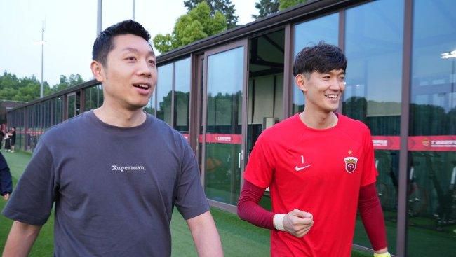在他9岁那一年父亲史毕罗斯因为自由主义者的立场而被共产党麾下的国民兵拘捕，此后杳无音讯。