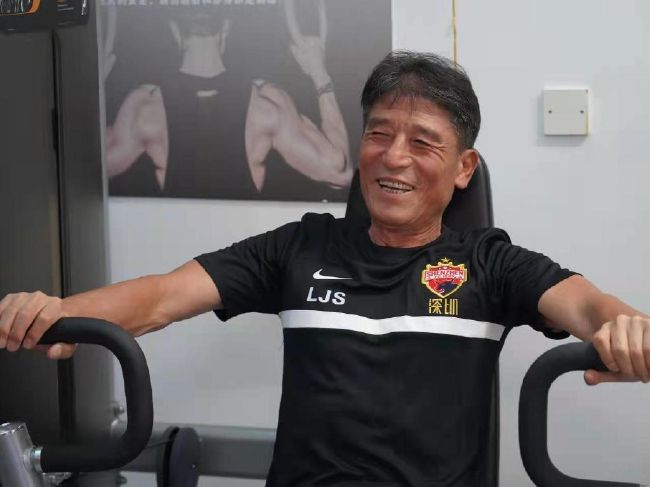 听着化妆师一口一个小漾，叫得比他还亲热，不由干笑了两声，呵呵，真是过奖了，能得到摄影大师凯文你的夸赞，也是我们家小漾的福气。